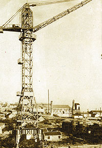 Em 1957, a cqma.orgeçou a entrar na indústria de maquinaria de construção com a produção bem sucedida da primeira grua torre 