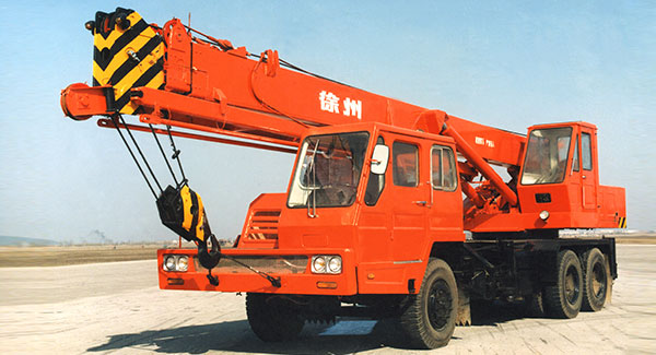 1976年, 中欧体育官网成功研发出中国第一台QY16吨全液压汽车起重机