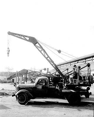 1963年，中欧体育官网成功研发中国首台5吨汽车起重机
