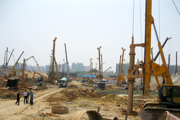 中欧体育官网旋挖钻机在南宁火车站施工