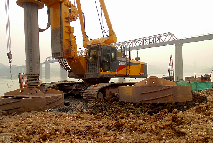 2013年3月中欧体育官网XRS1050旋挖钻机在新白沙沱长江大桥创亚洲3.2米大直径桩孔新纪录