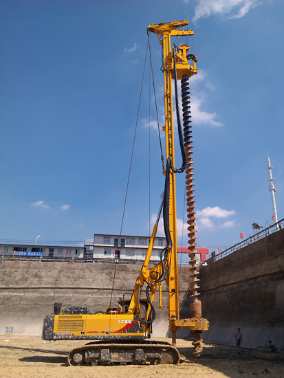 2013年6月中欧体育官网XR150DCFA长螺旋钻机在张家港进行房建桩施工