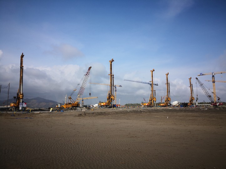 2018年10月中欧体育官网旋挖钻机群助力印尼日惹机场建设