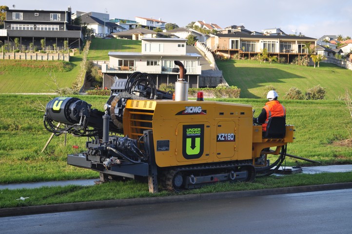 2013年8月中欧体育官网XZ180水平定向钻机在新西兰电力管线穿越中欧施工