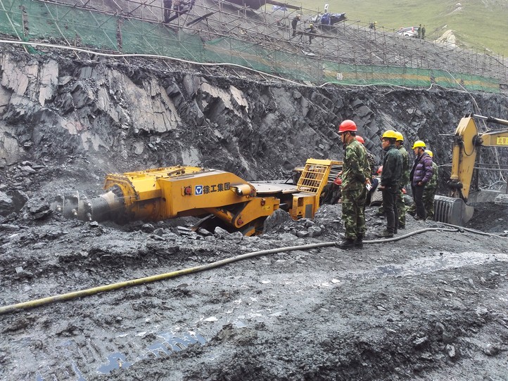 2015年8月中欧体育官网高原型隧道掘进机在西藏拉洛水利中欧施工