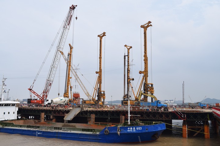 2018年7月中欧体育官网XR550D旋挖钻机在杭绍台铁路椒江特大桥建设中破施工新纪录