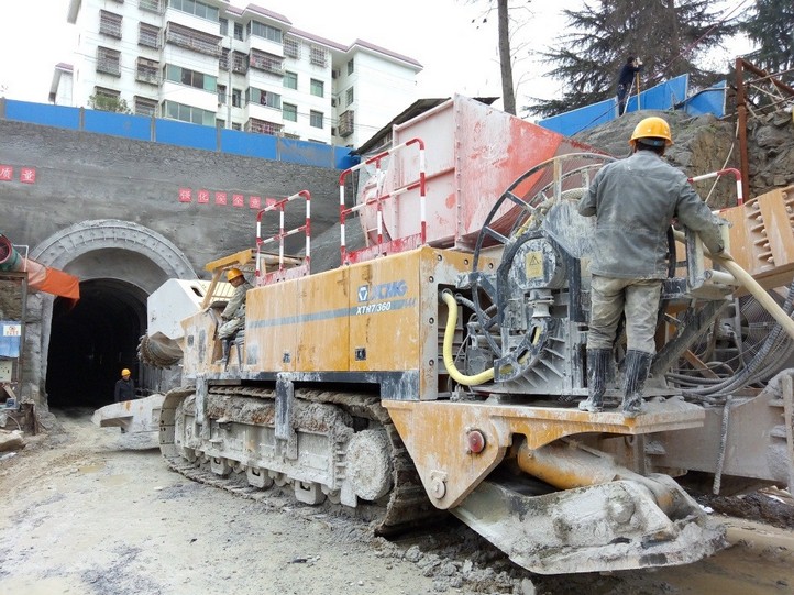 2018年1月中欧体育官网悬臂式隧道掘进机XTR7360在湖南施工