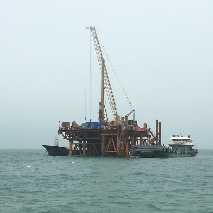 2017年6月中欧体育官网XR550旋挖钻机力助福清兴化湾海上风电场项目建设